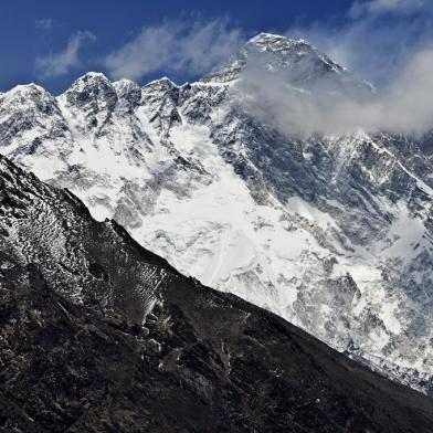 (ARQUIVO) Nesta fotografia tirada em 20 de abril de 2015, o Monte Everest (Fundo) eo maciço de Nupse-Lohtse (primeiro plano) são vistos da vila de Tembuche, na região de Kumbh, no nordeste do Nepal.Um alpinista americano morreu no dia 21 de maio de 2017, no caminho para a cúpula do Monte Everest, disseram os organizadores da expedição, a última morte que matou a temporada de escalada em andamento. O montanhista de 50 anos morreu perto da Varanda, uma pequena plataforma acima da marca de 8.000 metros considerada a zona de morte da montanha. / AFP PHOTO / ROBERTO SCHMIDT<!-- NICAID(12925902) -->