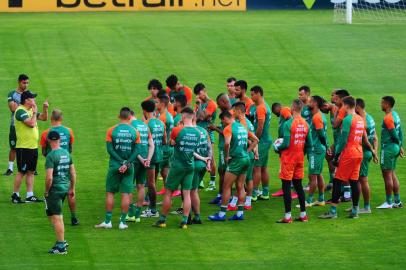  CAXIAS DO SUL, RS, BRASIL, 04/12/2020. Treino do Juventude no estádio Alfredo Jaconi. O Ju enfrenta a Chapecoense, no próximo sábado (05/12) pela série B do Campeonato Brasileiro. Na foto, técnico Pintado (E). (Porthus Junior/Agência RBS)Indexador: Porthus Junior                  <!-- NICAID(14661081) -->