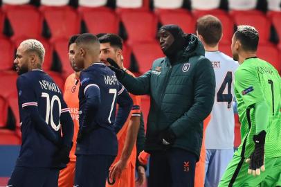  Istanbul Basaksehirs French forward Demba Ba (2ndR) reacts past Paris Saint-Germains Brazilian forward Neymar (L) and Paris Saint-Germains French forward Kylian Mbappe (2ndL) during the UEFA Champions League group H football match between Paris Saint-Germain (PSG) and Istanbul Basaksehir FK at the Parc des Princes stadium in Paris, on December 8, 2020. (Photo by FRANCK FIFE / AFP)Editoria: SPOLocal: ParisIndexador: FRANCK FIFESecao: soccerFonte: AFPFotógrafo: STF<!-- NICAID(14663412) -->