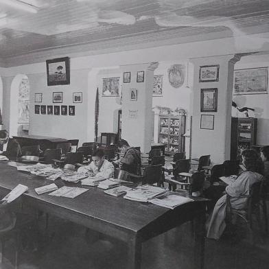 Interiores da Biblioteca Pública Municipal Dr. Demetrio Niederauer em 1948. Espaço foi criado em 3 de outubro de 1947, juntamente com o Museu Municipal. No antigo prédio da Rua Dr. Montaury funcionou também a antiga Escola Municipal de Belas Artes, posterior Escola Superior de Belas Artes.<!-- NICAID(14663350) -->