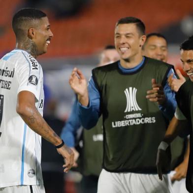  Brazil's Gremio Jean Pyerre celebrates with teammates after scoring against Paraguay's Guarani during their closed-door Copa Libertadores round before the quarterfinals football match at the Defensores del Chaco stadium in Asuncion, on November 26, 2020. (Photo by Nathalia Aguilar / POOL / AFP)Editoria: SPOLocal: AsuncionIndexador: NATHALIA AGUILARSecao: soccerFonte: POOLFotógrafo: STR<!-- NICAID(14654040) -->