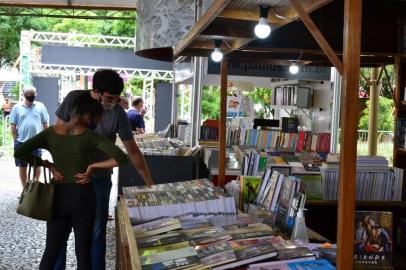 Banca da Editora Belas Letras na Feira do Livro de Caxias do Sul. <!-- NICAID(14663005) -->