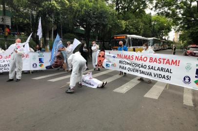 Servidores da área da Saúde ligados ao Sindicato dos Profissionais de Enfermagem, Técnicos, Duchistas, Massagistas e Empregados em Hospitais e Casas de Saúde do Estado do Rio Grande do Sul (Sindisaúde-RS) realizaram novo protesto na manhã desta quarta-feira (9) em Porto Alegre. Desta vez, foi em frente ao Hospital Nossa Senhora da Conceição, na zona norte da Capital. ¿? o terceiro dia seguido de manifestações. Eles pedem valorização da categoria e reposição salarial.