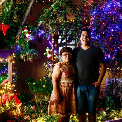  PORTO ALEGRE, RS, BRASIL - 08/12/2020 - O ponto alto do bairro Teresópolis, zona sul de Porto Alegre, é o endereço da família de Edson Lang Trindade Vieira, 20 anos. O autônomo vive com a avó, quem iniciou a tradição de iluminar a casa. Manter o espírito natalino, em época de pandemia, é a intenção da família ao instalar cinco mil lâmpadas de natal. (Foto: Marco Favero/Agencia RBS)Indexador: Felix Zucco<!-- NICAID(14663658) -->