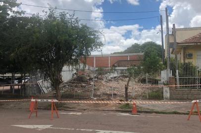 Dois homens tiveram que ser hospitalizados após serem picados por abelhas na Rua Álvares Cabral, bairro Cristo Redentor, zona norte de Porto Alegre na manhã desta quarta-feira (9). Eles trabalhavam na demolição de uma casa quando atingiram a colmeia.<!-- NICAID(14664006) -->