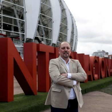  PORTO ALEGRE, RS, BRASIL, 09-12-2020: O candidato a presidencia do Internacional Alessandro Barcellos no entorno do estadio Beira-Rio. As eleicoes ocorrem de forma virtual no dia 15 de dezembro. (Foto: Mateus Bruxel / Agencia RBS)Indexador: Mateus Bruxel<!-- NICAID(14664012) -->