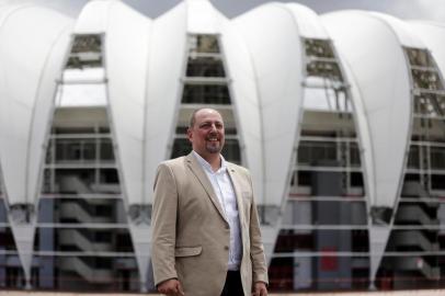  PORTO ALEGRE, RS, BRASIL, 09-12-2020: O candidato a presidencia do Internacional Alessandro Barcellos no entorno do estadio Beira-Rio. As eleicoes ocorrem de forma virtual no dia 15 de dezembro. (Foto: Mateus Bruxel / Agencia RBS)Indexador: Mateus Bruxel<!-- NICAID(14664027) -->