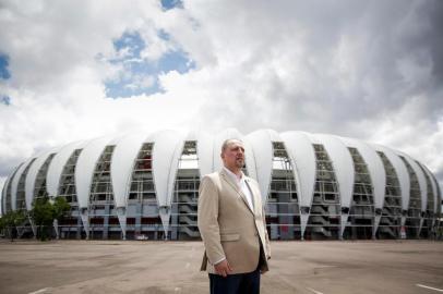  PORTO ALEGRE, RS, BRASIL, 09-12-2020: O candidato a presidencia do Internacional Alessandro Barcellos no entorno do estadio Beira-Rio. As eleicoes ocorrem de forma virtual no dia 15 de dezembro. (Foto: Mateus Bruxel / Agencia RBS)Indexador: Mateus Bruxel<!-- NICAID(14664025) -->