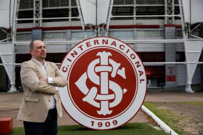  PORTO ALEGRE, RS, BRASIL, 09-12-2020: O candidato a presidencia do Internacional Alessandro Barcellos no entorno do estadio Beira-Rio. As eleicoes ocorrem de forma virtual no dia 15 de dezembro. (Foto: Mateus Bruxel / Agencia RBS)Indexador: Mateus Bruxel<!-- NICAID(14664020) -->