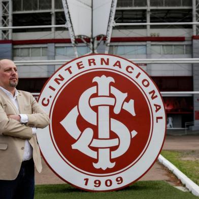  PORTO ALEGRE, RS, BRASIL, 09-12-2020: O candidato a presidencia do Internacional Alessandro Barcellos no entorno do estadio Beira-Rio. As eleicoes ocorrem de forma virtual no dia 15 de dezembro. (Foto: Mateus Bruxel / Agencia RBS)Indexador: Mateus Bruxel<!-- NICAID(14664020) -->