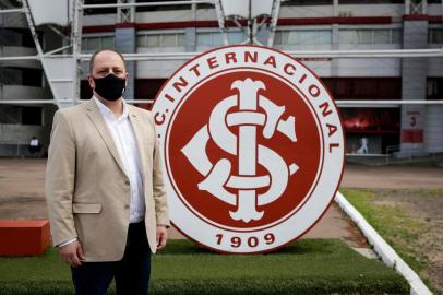  PORTO ALEGRE, RS, BRASIL, 09-12-2020: O candidato a presidencia do Internacional Alessandro Barcellos no entorno do estadio Beira-Rio. As eleicoes ocorrem de forma virtual no dia 15 de dezembro. (Foto: Mateus Bruxel / Agencia RBS)Indexador: Mateus Bruxel<!-- NICAID(14664018) -->