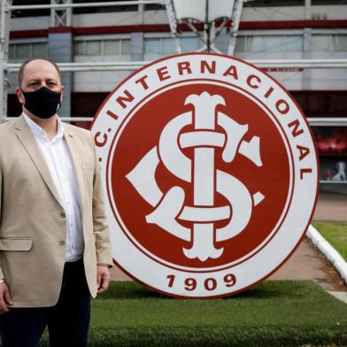  PORTO ALEGRE, RS, BRASIL, 09-12-2020: O candidato a presidencia do Internacional Alessandro Barcellos no entorno do estadio Beira-Rio. As eleicoes ocorrem de forma virtual no dia 15 de dezembro. (Foto: Mateus Bruxel / Agencia RBS)Indexador: Mateus Bruxel<!-- NICAID(14664018) -->