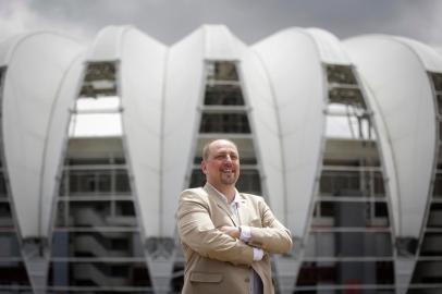  PORTO ALEGRE, RS, BRASIL, 09-12-2020: O candidato a presidencia do Internacional Alessandro Barcellos no entorno do estadio Beira-Rio. As eleicoes ocorrem de forma virtual no dia 15 de dezembro. (Foto: Mateus Bruxel / Agencia RBS)Indexador: Mateus Bruxel<!-- NICAID(14664028) -->