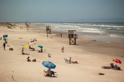  TORRES, RS, BRASIL - Ambiental na praia de Torres, Litoral Norte do RS. (Foto: Jefferson Botega/Agencia RBS)Indexador: Jeff Botega<!-- NICAID(14664359) -->