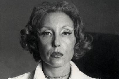 Clarice LispectorBrasil, São Paulo, SP. 1974. Retrato da escritora Clarice Lispector, que nasceu na Ucrânia, mas foi criada e viveu por toda a sua vida no Brasil. - Crédito:ARQUIVO/ESTADÃO CONTEÚDO/AE/Codigo imagem:10507Local: S¿O PAULOIndexador: ARQUIVOFonte: AGE-ESTAD¿O CONTE¿DO<!-- NICAID(14664029) -->