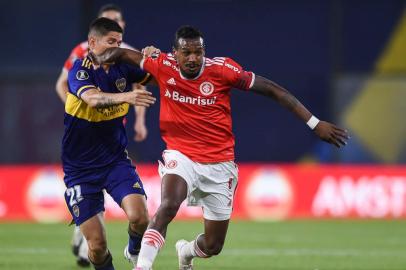  Argentina's Boca Juniors Colombian Jorman Campuzano (L) and Brazil's Internacional Edenilson vie for the ball during their closed-door Copa Libertadores round before the quarterfinals football match at La Bombonera stadium in Buenos Aires, on December 9, 2020. (Photo by Marcelo Endelli / POOL / AFP)Editoria: SPOLocal: Buenos AiresIndexador: MARCELO ENDELLISecao: soccerFonte: POOLFotógrafo: STR<!-- NICAID(14664971) -->