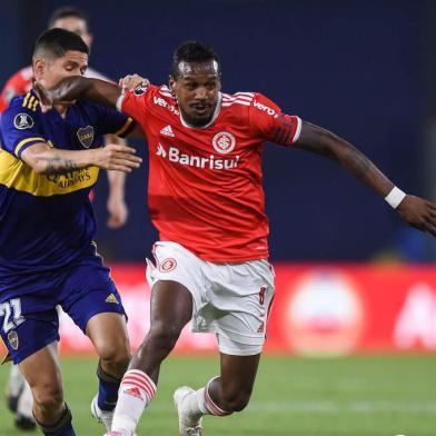  Argentina's Boca Juniors Colombian Jorman Campuzano (L) and Brazil's Internacional Edenilson vie for the ball during their closed-door Copa Libertadores round before the quarterfinals football match at La Bombonera stadium in Buenos Aires, on December 9, 2020. (Photo by Marcelo Endelli / POOL / AFP)Editoria: SPOLocal: Buenos AiresIndexador: MARCELO ENDELLISecao: soccerFonte: POOLFotógrafo: STR<!-- NICAID(14664971) -->