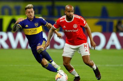  Brazils Internacional Patrick (R) and Argentinas Boca Juniors Julio Buffarini vie for the ball during their closed-door Copa Libertadores round before the quarterfinals football match at La Bombonera stadium in Buenos Aires, on December 9, 2020. (Photo by AGUSTIN MARCARIAN / various sources / AFP)Editoria: SPOLocal: Buenos AiresIndexador: AGUSTIN MARCARIANSecao: soccerFonte: AFPFotógrafo: STR<!-- NICAID(14664973) -->