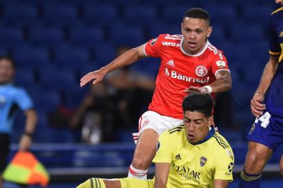  Argentina's Boca Juniors goalkeeper Esteban Andrada (Front) catches the ball next to Brazil's Internacional Marcos Guilherme during their closed-door Copa Libertadores round before the quarterfinals football match at La Bombonera stadium in Buenos Aires, on December 9, 2020. (Photo by Marcelo Endelli / POOL / AFP)Editoria: SPOLocal: Buenos AiresIndexador: MARCELO ENDELLISecao: soccerFonte: POOLFotógrafo: STR<!-- NICAID(14665035) -->