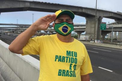  ****EM BAIXA****PORTO ALEGRE, RS, BRASIL, 10/12/2020- Inauguração do eixo principal da nova  ponte do Guaíba. Foto- Linico Fagundes dos Santos, que veio trajdo com as cores da bandeira do Brasil, para aguardar o presidente Jair Bolsonaro, que virá para participar da cerimonia. Foto:Ronaldo Bernardi  / Agencia RBS<!-- NICAID(14665178) -->