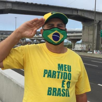  ****EM BAIXA****PORTO ALEGRE, RS, BRASIL, 10/12/2020- Inauguração do eixo principal da nova  ponte do Guaíba. Foto- Linico Fagundes dos Santos, que veio trajdo com as cores da bandeira do Brasil, para aguardar o presidente Jair Bolsonaro, que virá para participar da cerimonia. Foto:Ronaldo Bernardi  / Agencia RBS<!-- NICAID(14665178) -->