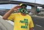 Vestido com as cores do Brasil, aposentado chega cedo para inauguração da nova ponte do Guaíba: "Vim receber o Capitão"