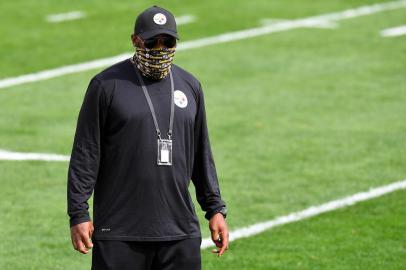 Cleveland Browns v Pittsburgh SteelersPITTSBURGH, PENNSYLVANIA - OCTOBER 18: Head coach Mike Tomlin of the Pittsburgh Steelers looks on during warm ups prior to their game against the Cleveland Browns at Heinz Field on October 18, 2020 in Pittsburgh, Pennsylvania.   Joe Sargent/Getty Images/AFPEditoria: SPOLocal: PittsburghIndexador: Joe SargentSecao: American FootballFonte: GETTY IMAGES NORTH AMERICAFotógrafo: STR<!-- NICAID(14654767) -->