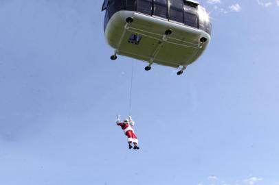  Depois de fazer rapel na Cascata do Caracol, em Canela, e no Bondinho Pão de Açúcar, no Rio de Janeiro, o Papai Noel radical de Canela vai ter a sua chegada triunfal em Brasília na próxima semana. O Bom Velhinho descerá o prédio da Caixa Econômica Federal de rapel, no Distrito Federal, na próxima terça-feira (15).Indexador: DUDA IDALINO<!-- NICAID(14665701) -->