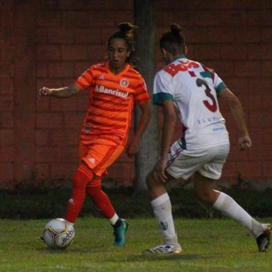 As gurias do Brasil de Farroupilha entraram em campo neste domingo (29), diante do Inter, pela primeira rodada do Gauchão Feminino. A partida ocorreu no Estádio das Castanheiras e terminou com vitória das coloradas, por 5 a 0. Os gols foram marcados por Djeni (2x), Gabi Luizelli, Byanca Brasil e Ari.<!-- NICAID(14656766) -->