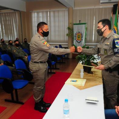  CAXIAS DO SUL, RS, BRASIL, 10/12/2020. Formatura de conclusão do curso de Formação de Facilitatdores em Círculos de Paz da Justiça Restaurativa, no 12º Batalhão da Policia Militar (12º BPM). (Porthus Junior/Agência RBS)<!-- NICAID(14666053) -->