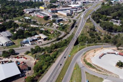  CAXIAS DO SUL, RS, BRASIL, 09/12/2020. Viaduto da RSC-453 (Rota do Sol) sobre RS-122, próximo do porto seco. EGR projeta para abril construção de alça ligando RS-122 à Rota do Sol, em Caxias. Estrutura eliminará necessidade de retornos no entroncamento das duas rodovias, na zona norte. (Porthus Junior/Agência RBS)<!-- NICAID(14664523) -->