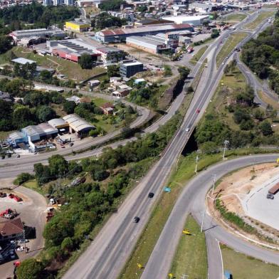  CAXIAS DO SUL, RS, BRASIL, 09/12/2020. Viaduto da RSC-453 (Rota do Sol) sobre RS-122, próximo do porto seco. EGR projeta para abril construção de alça ligando RS-122 à Rota do Sol, em Caxias. Estrutura eliminará necessidade de retornos no entroncamento das duas rodovias, na zona norte. (Porthus Junior/Agência RBS)<!-- NICAID(14664523) -->