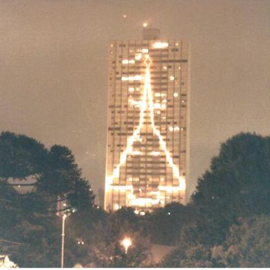 Concurso Brilha Caxias no Natal de 1996. Parque do Sol e sua decoração natalina para o concurso Natal Brilha Caxias 1996. Luzes reproduzim a uma árvore de Natal no prédio mais alto do RS.<!-- NICAID(14664156) -->