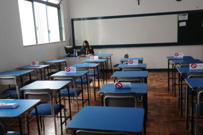  CAXIAS DO SUL, RS, BRASIL (10/12/2020)No  Colégio Madre Imilda  professora Bianca Santos Trindade em sala de aula para matéria sobre educação. (Antonio Valiente/Agência RBS)<!-- NICAID(14665233) -->