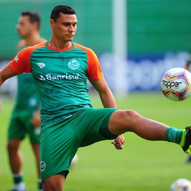  CAXIAS DO SUL, RS, BRASIL, 04/12/2020. Treino do Juventude no estádio Alfredo Jaconi. O Ju enfrenta a Chapecoense, no próximo sábado (05/12) pela série B do Campeonato Brasileiro. Na foto, zagueiro Emerson, novo reforço. (Porthus Junior/Agência RBS)Indexador: Porthus Junior                  <!-- NICAID(14661093) -->