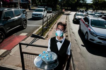  PORTO ALEGRE, RS, BRASIL - 11.12.2020 - Clima-tempo - Calorão. Na imagem, Pedro, Estudante se vestindo de garçom para vender água na Loureiro da Silva. (Foto: Marco Favero/Agencia RBS)<!-- NICAID(14666969) -->