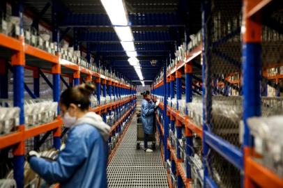 ELDORADO DO SUL, RS, BRASIL, 10-06-2020: Funcionárias na produção na Datacom, fabricante de eletroeletrônicos. Cuidados nas fábricas contra o coronavírus. (Foto: Mateus Bruxel / Agência RBS)<!-- NICAID(14519315) -->