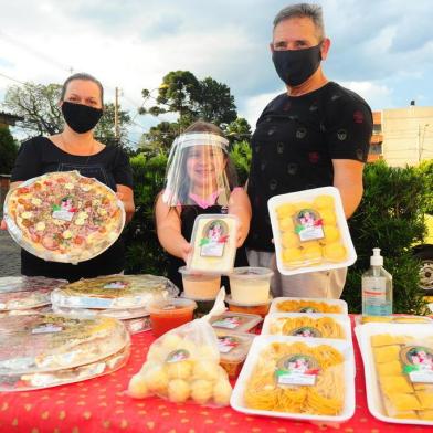  CAXIAS DO SUL, RS, BRASIL, 11/12/2020. Josiane Marcante da Silva, da La Bambina Massas. Ela criou o negócio na pandemia e começou a vender para os moradores do condomínio Nuova Vita. Na divulgação, conta com a filha Ainhoa Gonzalez Marcante. Na foto, com Antonio Gonzalez Salina. (Porthus Junior/Agência RBS)<!-- NICAID(14667058) -->