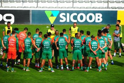  CAXIAS DO SUL, RS, BRASIL, 04/12/2020. Treino do Juventude no estádio Alfredo Jaconi. O Ju enfrenta a Chapecoense, no próximo sábado (05/12) pela série B do Campeonato Brasileiro. Na foto, técnico Pintado (C). (Porthus Junior/Agência RBS)<!-- NICAID(14661080) -->