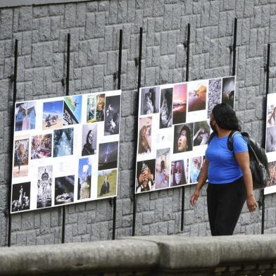  PORTO ALEGRE,RS,BRASIL.2020,12,12.Exposição fotografica nas escadarias do Viaduto Otávio Rocha,expoisição considerada a maior exposição a céu aberto do país.(RONALDO BERNARDI/AGENCIA RBS).<!-- NICAID(14667292) -->