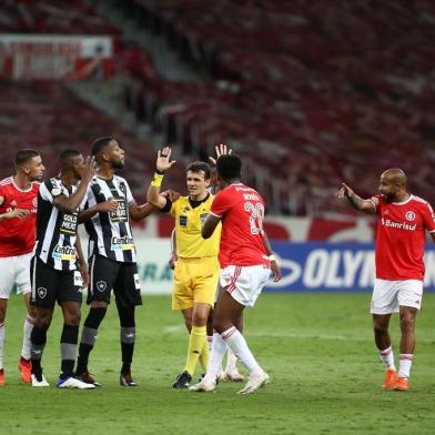 Inter recebe o Botafogo, no Estádio Beira-Rio, pela 25ª rodada do Brasileirão. Árbitro Caio Max Augusto Vieira<!-- NICAID(14667502) -->