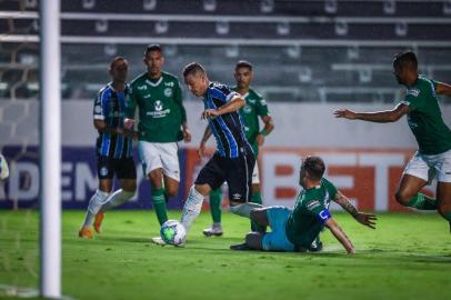 RS - FUTEBOL/CAMPEONATO BRASILEIRO 2020 /GREMIO X GOIAS - ESPORTES - Lance da partida entre Goias e Grêmio disputada na noite deste sabado, no estádio Hayle Pinheiro, em Goiânia, em partida valida pela Campeonato Brasileiro 2020. FOTO: LUCAS UEBEL/GREMIO FBPA Churín<!-- NICAID(14667579) -->