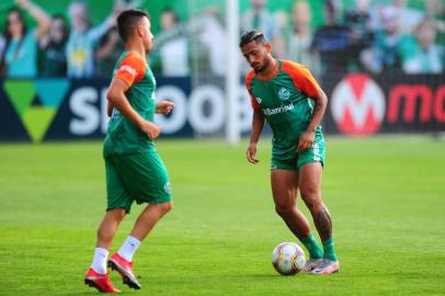 CAXIAS DO SUL, RS, BRASIL, 04/12/2020. Treino do Juventude no estádio Alfredo Jaconi. O Ju enfrenta a Chapecoense, no próximo sábado (05/12) pela série B do Campeonato Brasileiro. Na foto, atacante Rogério.  (Porthus Junior/Agência RBS)Indexador: Porthus Junior<!-- NICAID(14661104) -->