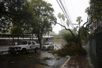  PORTO ALEGRE,RS, BRASIL - 13.12.2020 - Temporal no Centro Histórico. (Foto: Félix Zucco/Agencia RBS)<!-- NICAID(14667680) -->