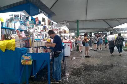 Registro da movimentação no último dia da 36ª Feira do Livro de Caxias do Sul, na Praça Dante Alighieri. <!-- NICAID(14667691) -->