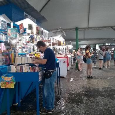 Registro da movimentação no último dia da 36ª Feira do Livro de Caxias do Sul, na Praça Dante Alighieri. <!-- NICAID(14667691) -->