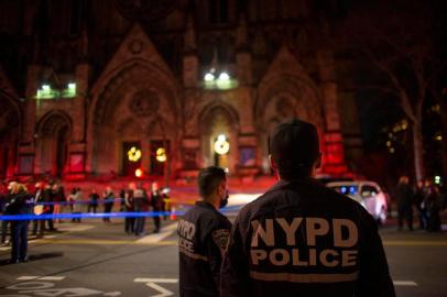  Police officers stand guard outside of the Cathedral of St. John the Divine in New York on December 13, 2020, after a shooter opened fire outside the church. - A man was shot and critically injured by police after he opened fire near crowds who had gathered to watch carol-singing outside a New York church. Witnesses reported no injuries. A spokeswoman for the New York Police Department said officers returned fire after the man started shooting. (Photo by Kena Betancur / AFP)Editoria: CLJLocal: New YorkIndexador: KENA BETANCURSecao: policeFonte: AFPFotógrafo: STR<!-- NICAID(14667852) -->