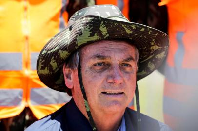  BARRA DO RIBEIRO, RS, BRASIL, 10-12-2020: Presidente Jair Bolsonaro participa de inauguração de trecho duplicado de 27 quilômetros da BR-116. O presidente não utilizou máscara e se aproximou de apoiadores para fotos, apertos de mão e abraços. (Foto: Mateus Bruxel / Agência RBS)Indexador: Fernando Gomes<!-- NICAID(14665746) -->