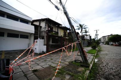  PORTO ALERGE,RS,BRASIL.2020,12,14.Estragos causados pelo temporal,deixa arvores tombadas e outudoor contorcidos pela força dos ventos, e muro desaba na Rua Aldrovando Leão, e atinge uma casa e mata uma cachorrinha,(RONALDO BERNARDI/AGENCIA RBS).<!-- NICAID(14667945) -->