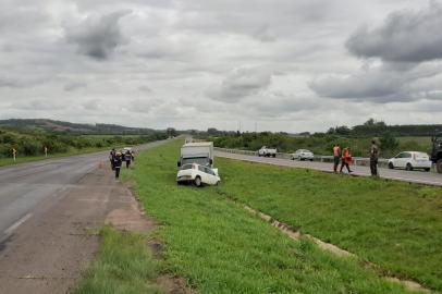 A condutora de um Fiat Uno morreu em acidente de trânsito na BR-116, em Barra do Ribeiro, na manhã desta segunda-feira (14). O carro bateu de frente em um caminhão na altura do km 326.